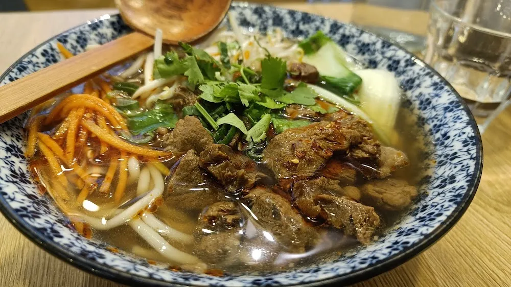 Soupe de Nouilles Au Boeuf Mijoté Et Épicé